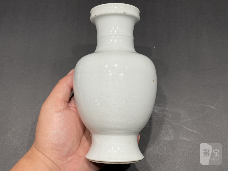 清康熙 白釉暗刻花卉纹盘口瓶 - 图4
